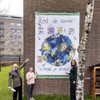 Onthulling poster Sofie Booster in Maassluis – Red de aarde, scheid je afval